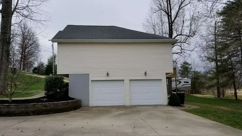 Clean vinyl siding